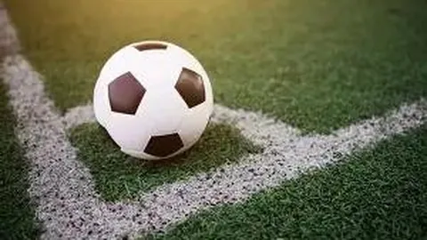 霍林女儿最新萌照流出，四岁宝宝紧依爸怀