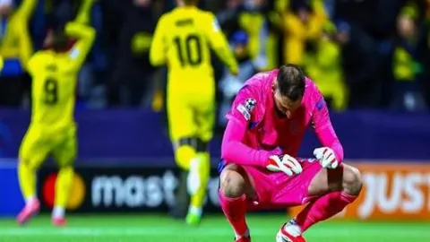 苗立杰出席篮球公园活动，成为焦点人物